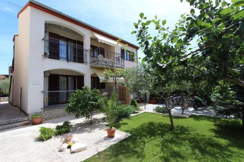 Charmantes Apartment nur 10 Gehminuten zum Strand mit privater Terrasse, Klima, WiFi