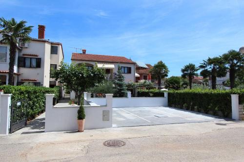 Charmantes Apartment nur 10 Gehminuten zum Strand mit privater Terrasse, Klima, WiFi