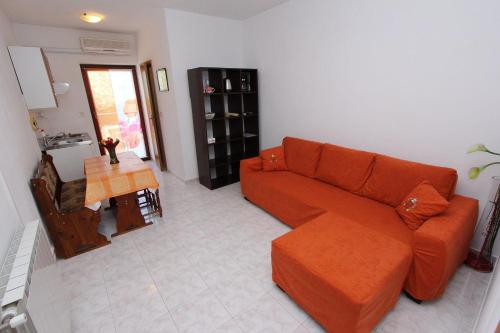 Charmantes Apartment nur 10 Gehminuten zum Strand mit privater Terrasse, Klima, WiFi
