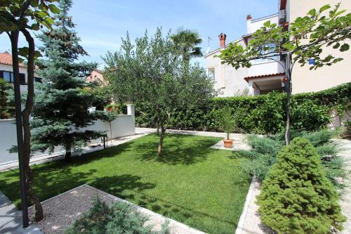 Charmantes Apartment nur 10 Gehminuten zum Strand mit privater Terrasse, Klima, WiFi