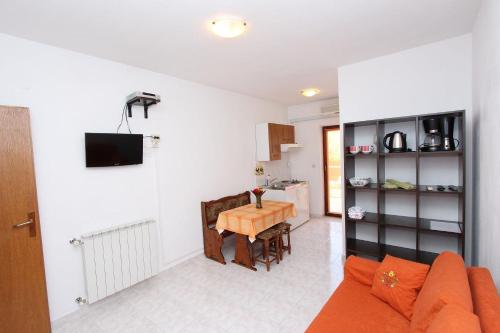 Charmantes Apartment nur 10 Gehminuten zum Strand mit privater Terrasse, Klima, WiFi