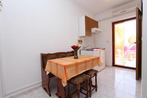 Charmantes Apartment nur 10 Gehminuten zum Strand mit privater Terrasse, Klima, WiFi