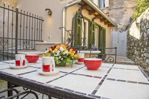 Atemberaubendes Altstadtapartment mit privater Terasse, Aussendusche - nur 500 Meter zum Strand