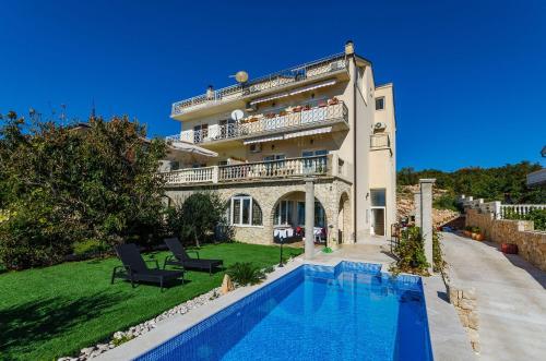 Lichtdurchflutete Penthousewohnung nur 300 Meter zum Strand mit Meerblick, Pool, Grill