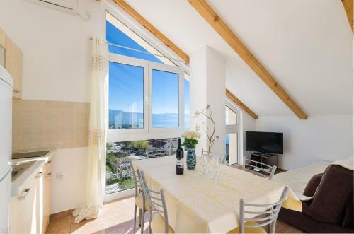 Lichtdurchflutete Penthousewohnung nur 300 Meter zum Strand mit Meerblick, Pool, Grill