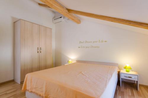 Lichtdurchflutete Penthousewohnung nur 300 Meter zum Strand mit Meerblick, Pool, Grill