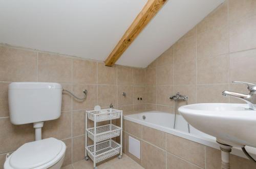 Lichtdurchflutete Penthousewohnung nur 300 Meter zum Strand mit Meerblick, Pool, Grill