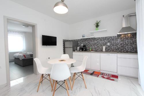 Modernes Apartment nur 10 Minuten zum Zentrum von Rovinj mit privatem Balkon
