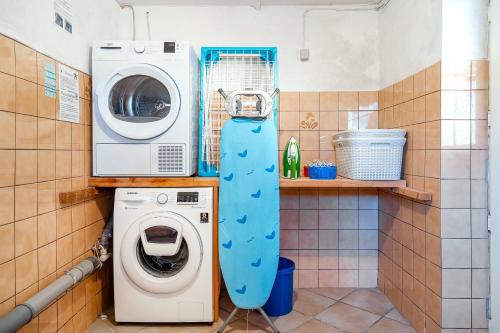 a laundry room with a washer and a washing machine at Landhaus Familie Allgeier in Holtgast