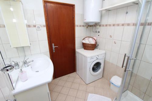 Cozy Apartment nur 600 Meter zum Strand mit Grill, privater Terrasse, Waschmaschine