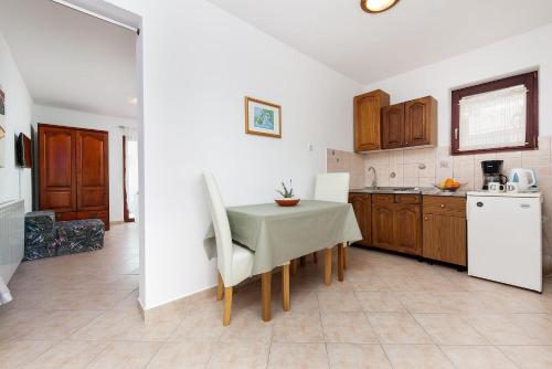 Idyllisches Apartment nur 800 Meter zum Strand mit 2 Balkone, Garten, Grill