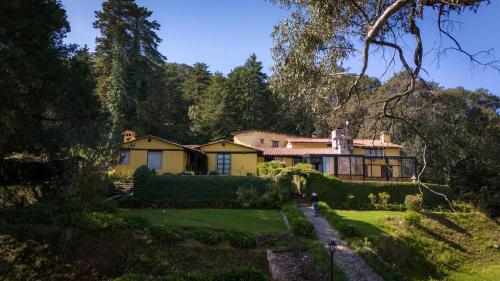 a house in the middle of a garden at Rancho Yapalpan in El Oro de Hidalgo