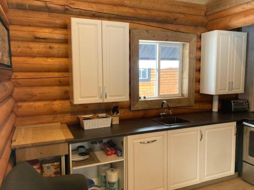 Dapur atau dapur kecil di Lofted log cabin with fire table