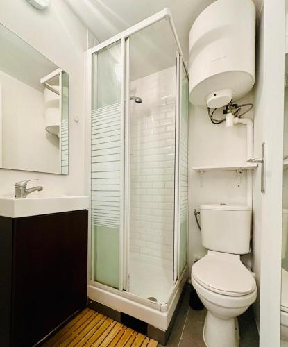 une salle de bain avec toilettes et douche dans l'établissement Le Duo d'Asnières - Double studio avec extérieur, à Asnières-sur-Seine