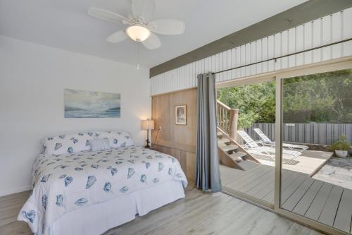Un dormitorio con una cama y un balcón. en Cozy Honolulu Retreat with Pool Access, Near Beaches, en Waimanalo