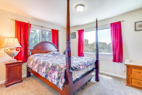 Ένα ή περισσότερα κρεβάτια σε δωμάτιο στο Pet-Friendly Brentwood House with Gas Grill!