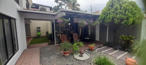 a house with plants in the front yard at Quinta Isabel in Ibagué