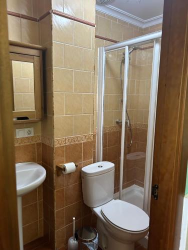 Ένα μπάνιο στο Apartamentos Gerena 5A izquierda