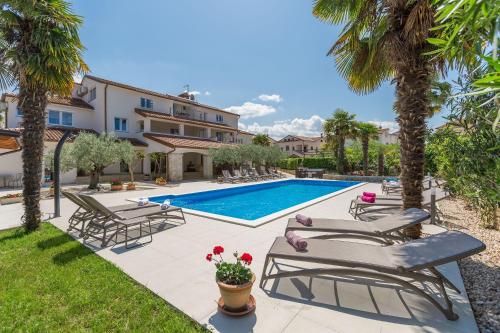 Charmantes Apartment nur 800 Meter zum Strand mit Pool, Grillbereich, Waschmaschine