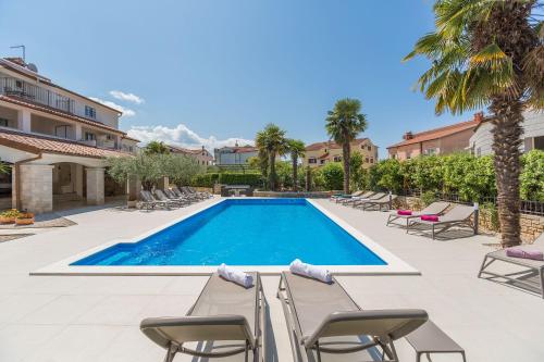 Charmantes Apartment nur 800 Meter zum Strand mit Pool, Grillbereich, Waschmaschine