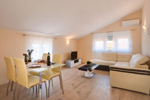 Charmantes Apartment nur 800 Meter zum Strand mit Pool, Grillbereich, Waschmaschine