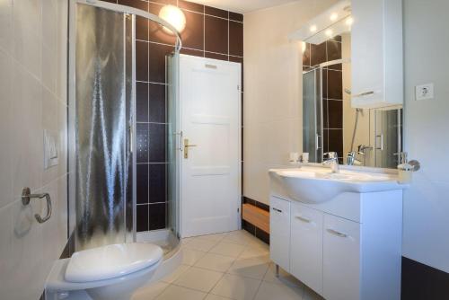 Charmantes Apartment nur 800 Meter zum Strand mit Pool, Grillbereich, Waschmaschine