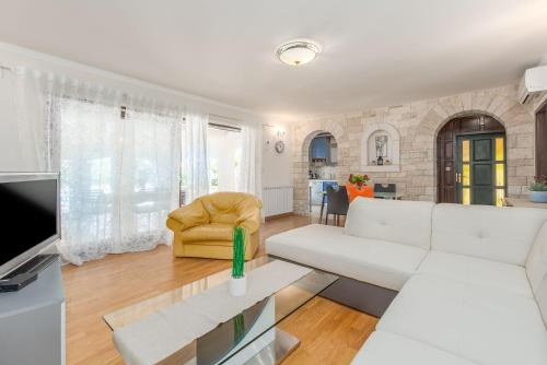 Lauschiges Apartment mit 60m2 Pool, Babybett, Waschmaschine, Grillbereich - nur 800 Meter zum Strand