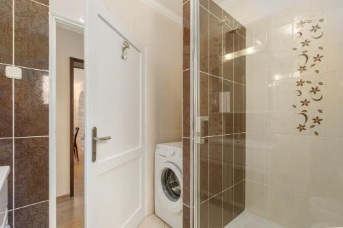 Lauschiges Apartment mit 60m2 Pool, Babybett, Waschmaschine, Grillbereich - nur 800 Meter zum Strand