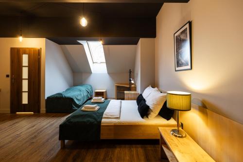 a bedroom with a bed and a lamp and a window at Dwór Kolesin in Nowe Kramsko