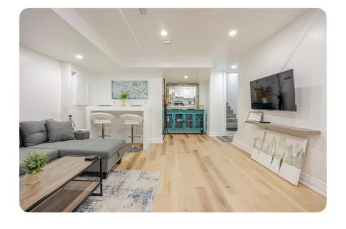 TV a/nebo společenská místnost v ubytování LUXURIOUS 1000 SQ FT Oasis