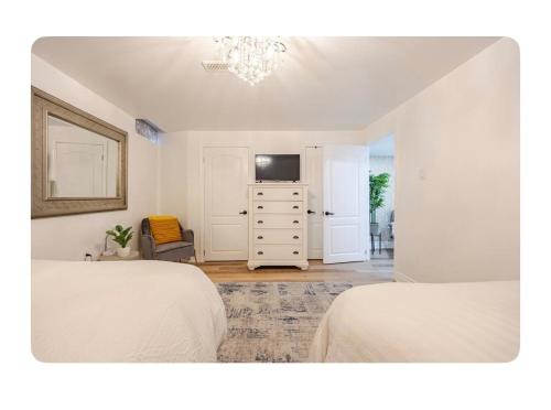 TV a/nebo společenská místnost v ubytování LUXURIOUS 1000 SQ FT Oasis