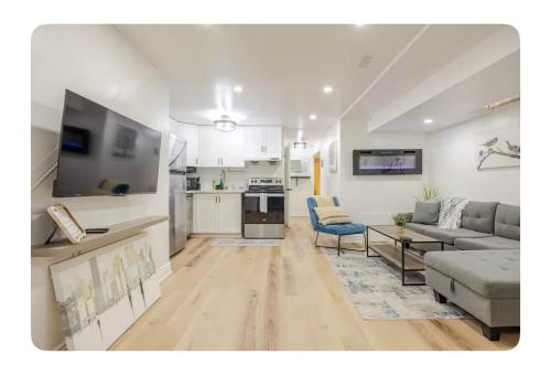 Kuchyň nebo kuchyňský kout v ubytování LUXURIOUS 1000 SQ FT Oasis