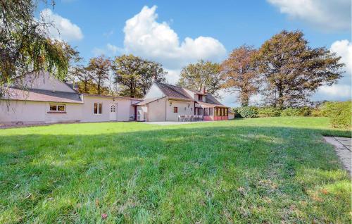 une grande maison blanche avec une grande cour dans l'établissement Stunning Home In Coullons With Wifi, à Coullons