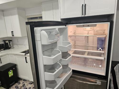 Kuchyň nebo kuchyňský kout v ubytování Cozy Fully Furnished Home