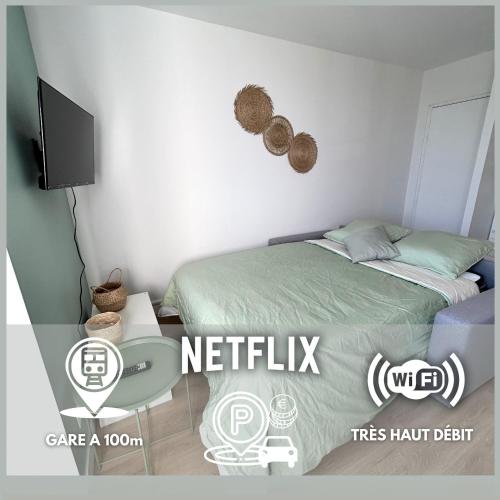une chambre avec un lit et une télévision à écran plat dans l'établissement Le cosy Twin, à Villefranche-sur-Saône