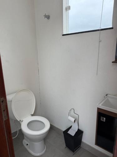 サン・ペドロ・ダ・アルデイアにあるCasa Azul 4 quartosのトイレと洗面台付きのバスルーム