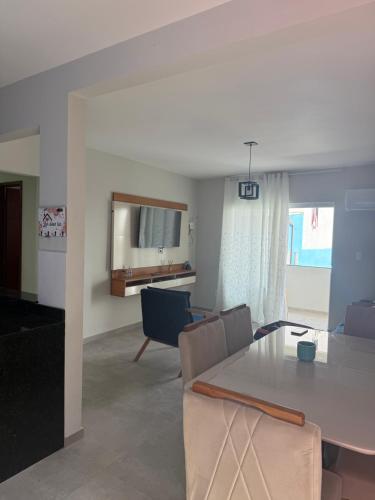 サン・ペドロ・ダ・アルデイアにあるCasa Azul 4 quartosのテーブルと椅子のあるダイニングルームとリビングルーム