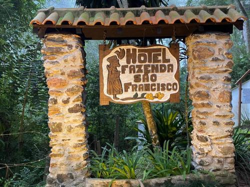 a sign for a hotel tropicalario mangocolo at Hotel Fazenda São Francisco in Cunha