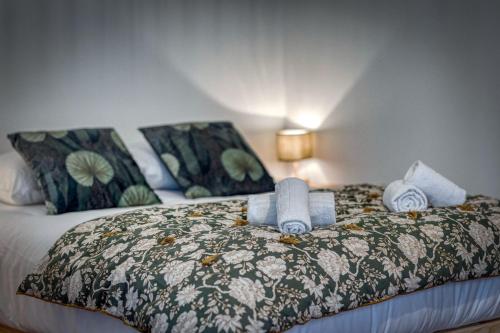 a bedroom with a bed with a blanket and pillows at Roi Humbert II - Centre-Ville - Caserne de Bonne in Grenoble