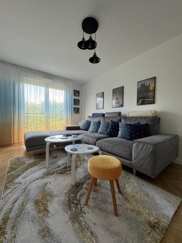 un salon avec un canapé et une table dans l'établissement Appartement, Cosy Henri Barbusse, à Limeil-Brévannes