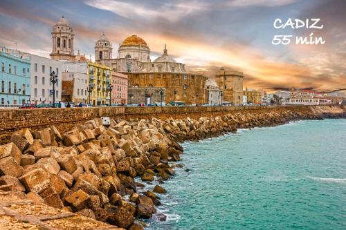 a view of a city with buildings and the ocean at Acogedor loft a 30 minutos de la playa y montaña in Lebrija