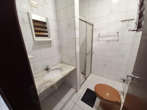 Ein Badezimmer in der Unterkunft Kitnet completa 150 mts da Praia
