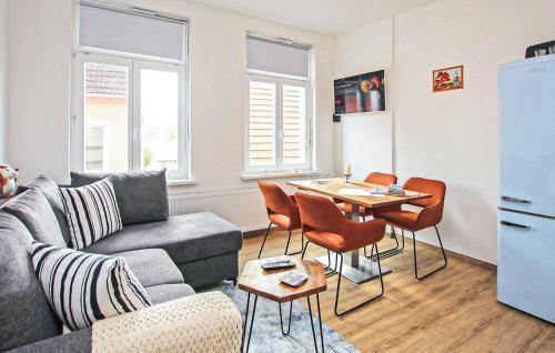 マルヒョーにある1 Bedroom Amazing Apartment In Malchowのソファとテーブルのあるリビングルーム