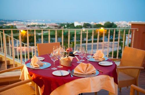 En balkon eller terrasse på 4 bed 4 bathroom villa Quinta da Boavista