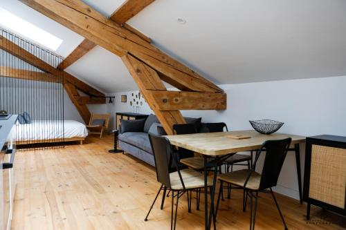 une salle à manger avec une table et un canapé dans l'établissement Studio - La Palmeraie Beau Pré - App 3-1 - Centre, à Perpignan