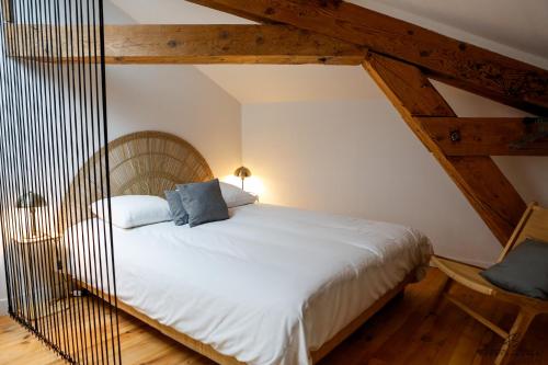 - une chambre mansardée avec une balancelle dans l'établissement Studio - La Palmeraie Beau Pré - App 3-1 - Centre, à Perpignan