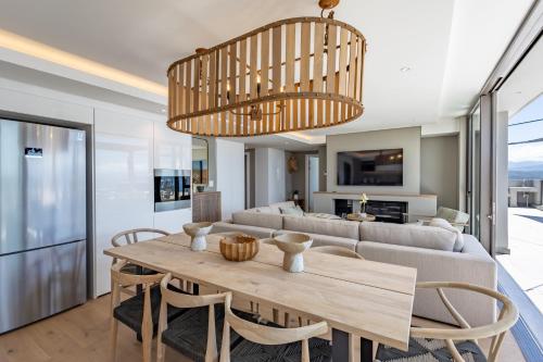 Μια τηλεόραση ή/και κέντρο ψυχαγωγίας στο Plett Quarter Apartments
