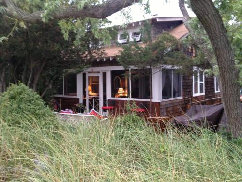 Zahrada ubytování Chill Fire Island Beachfront Cottage with Amazing Bay and Sunset Views, Perfect Location in Fair Harbor