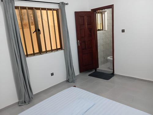 an empty room with a door and a toilet at Superbe Appartement COTONOU CENTRE VILLE entre Place de L'étoile Rouge et vedoko in Cotonou