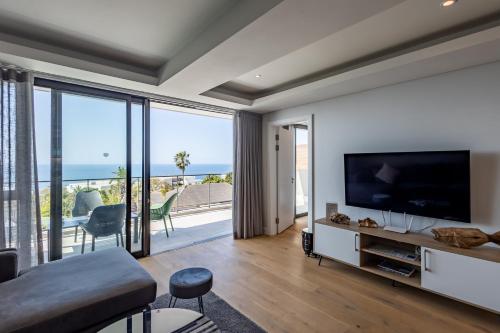Μια τηλεόραση ή/και κέντρο ψυχαγωγίας στο Plett Quarter Apartments